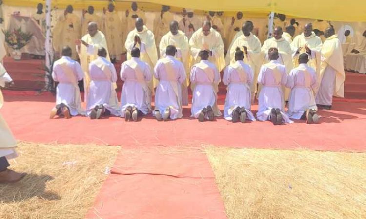 RUYIGI: LES PRETRES SONT ORDONNES NON POUR ETRE SERVIS MAIS POUR SERVIR.